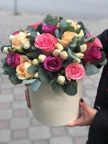 Цветочная композиция из Розы в шляпной коробке в Поярково